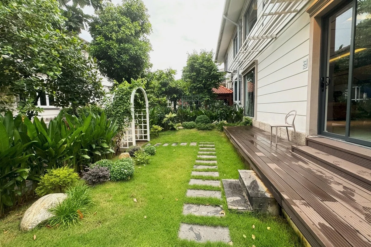 Quy hoạch tỷ lệ vàng 65% thảm cỏ Nhung Nhật và 35% lối dạo, sàn nghỉ biệt thự