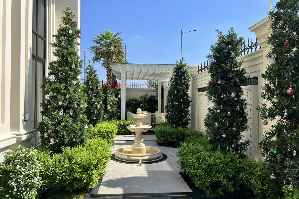 Hạng mục đài phun nước đá tự nhiên, giàn Pergola và lối dạo chiếm 20%–30% tỷ trọng dự toán cảnh quan