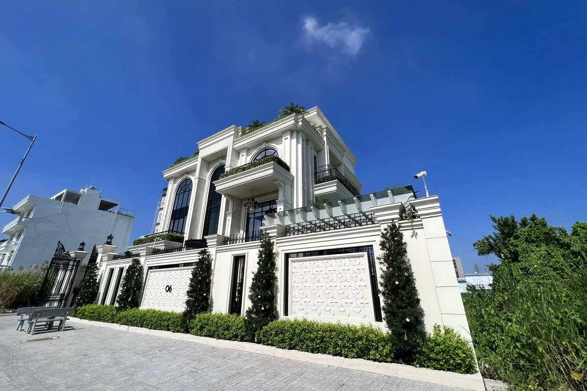 Hoàn thiện đồng bộ cây Tùng Tháp điểm nhấn, bồn cây ngoại thất và hệ thống chiếu sáng mặt tiền biệt thự