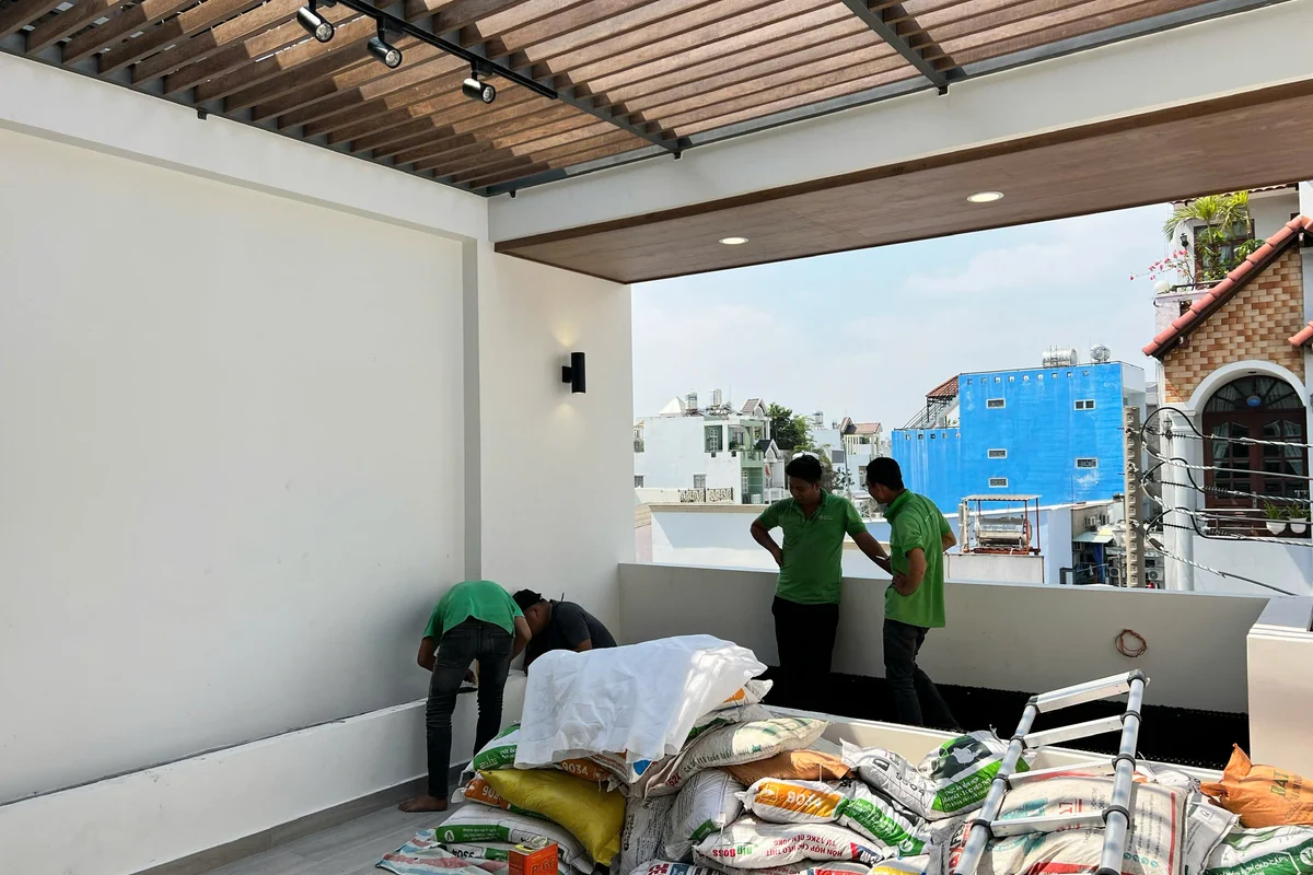 Kỹ thuật chống thấm vỉ thoát nước VersiCell & phối trộn giá thể siêu nhẹ cho vườn rau sân thượng hữu cơ